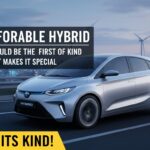 मारुति सुजुकी फ्रॉन्क्स हाइब्रिड कार का फ्रंट व्यू दिखाता हुआ, जिसमें हाइब्रिड बैज और मॉडर्न डिजाइन हाइलाइट है