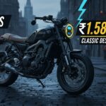 यामाहा XSR155 मेटालिक ब्लैक कलर में फ्रंट व्यू, गोल्डन USD फोर्क्स के साथ क्लासिक रेट्रो डिजाइन